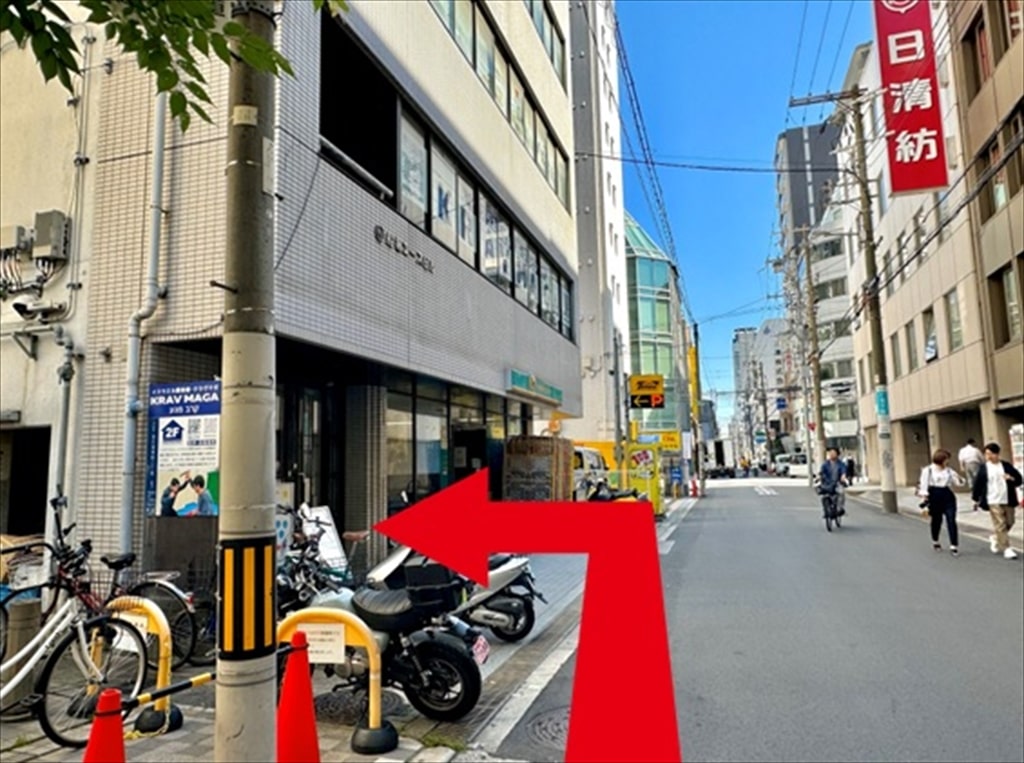 ライフリズムへの行き方4｜ファミリーマートを越えるとすぐ左手にクロネコヤマトが入っている船場エースビルがあるので、このビルの８階にライフリズムがあります